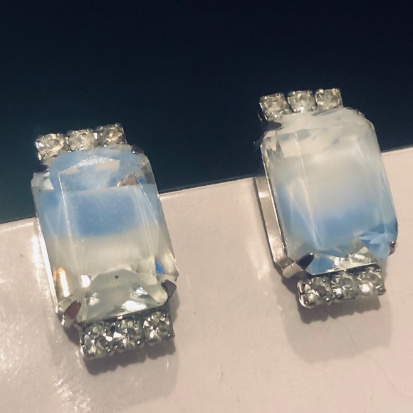 VTG 60s Ice Blue White Translucent/Rhinestone Flanked Silver Screw Back Earrings - Picture 4 of 8